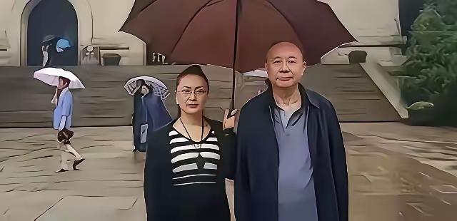 服刑16年的“中国首富”牟其中，八年前刑满释放走出监狱大门，谁也没料到，专程等候