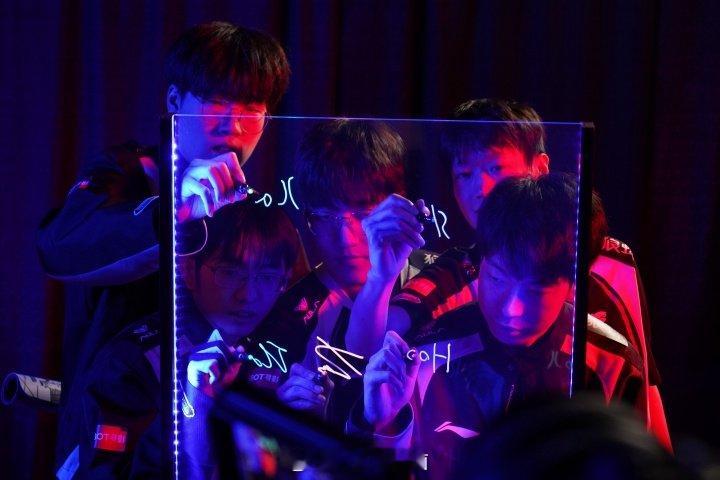 AL还是输在选手上限上了，太可惜了。第五局让尺子玩霞，，Tabe的BP，为什么最