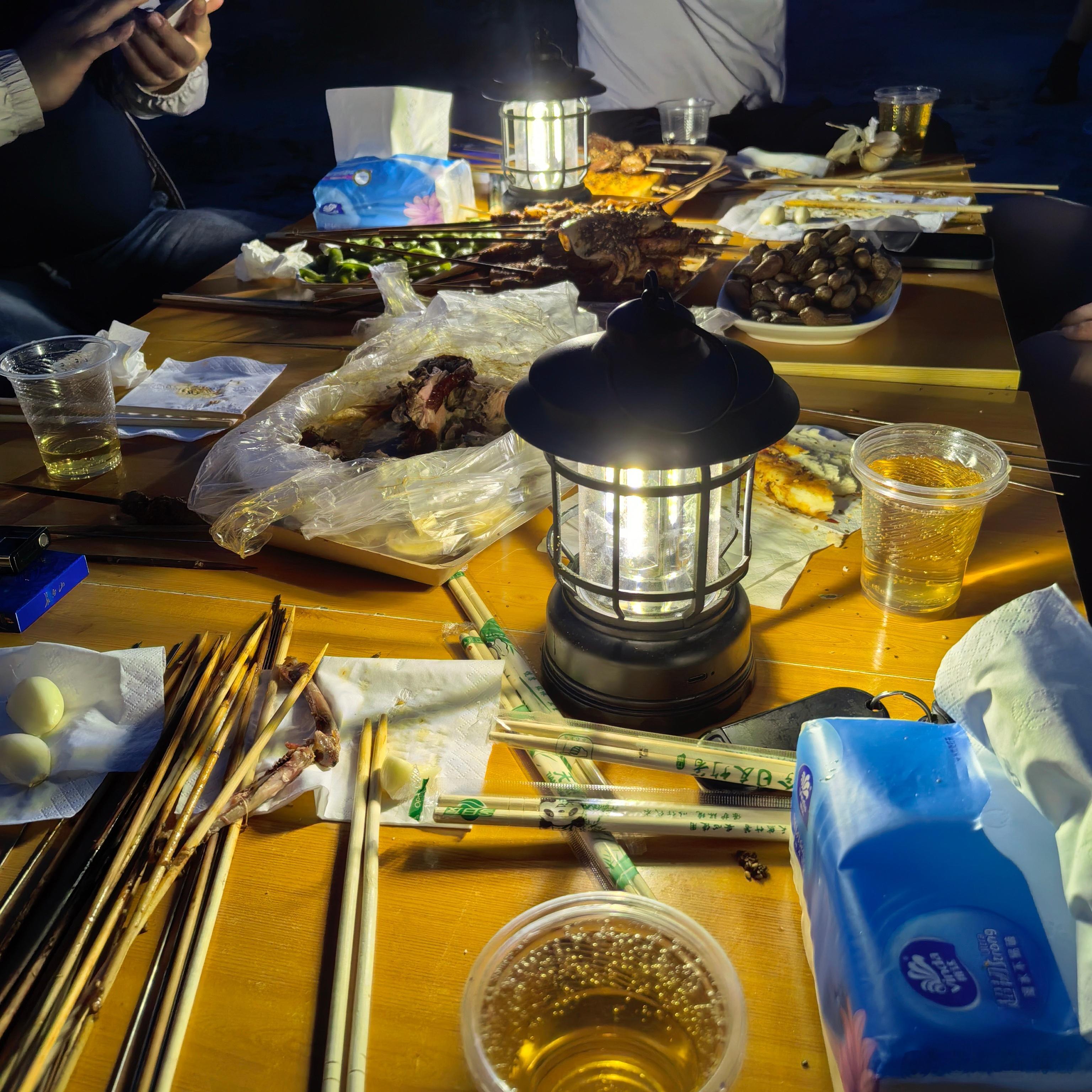 小河边烧烤，夏天真是美滋滋了！太舒服了