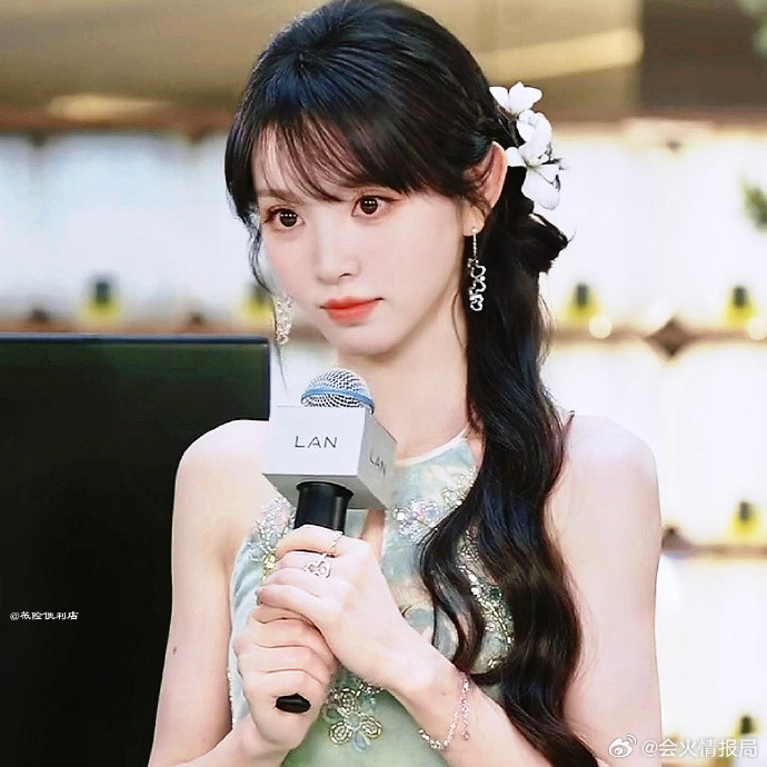 田曦薇新中式花苞裙田曦薇新中式挂脖长裙这身造型直接封神！挂脖设计凸显精致锁骨，