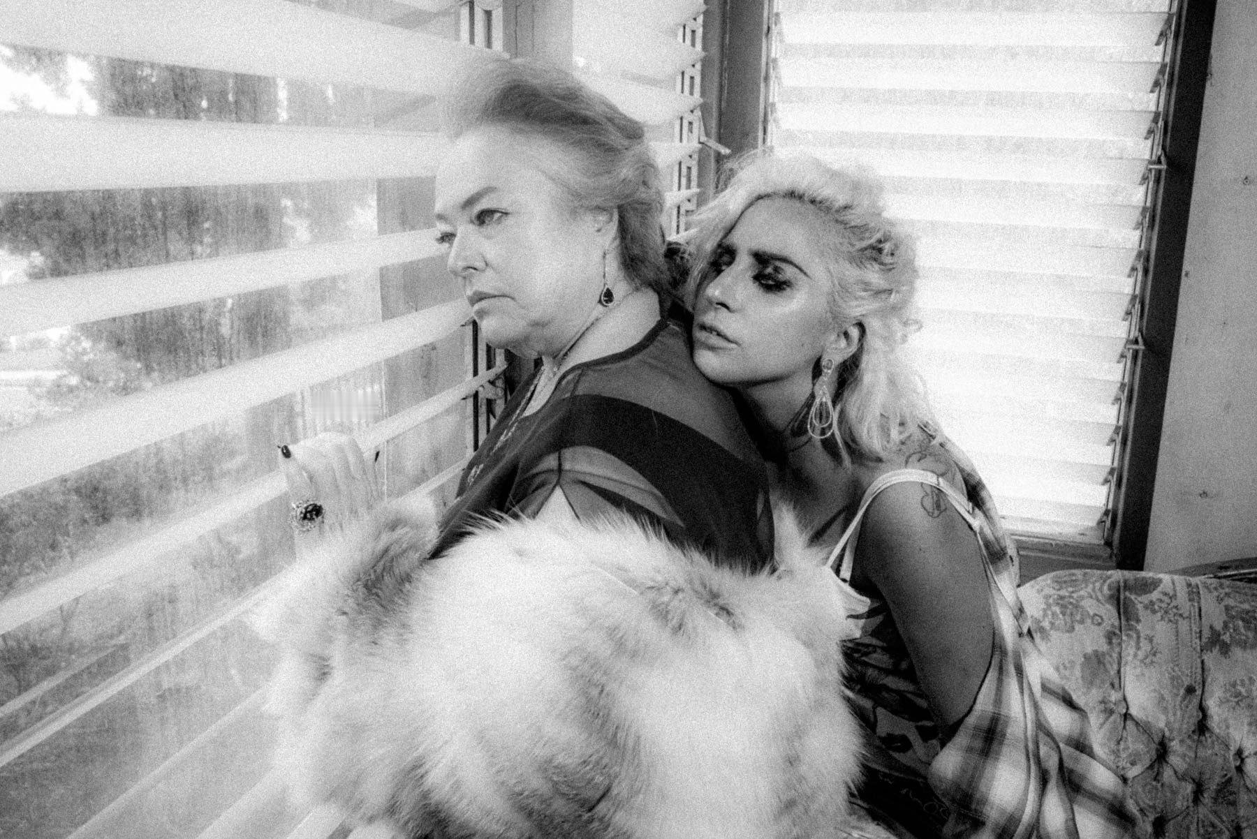 LadyGaga和KathyBates2016年共同拍摄的照片释出。🖤