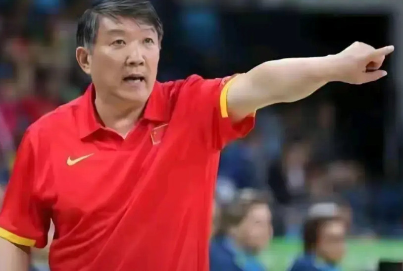 中国女篮63比76输给了澳大利女篮。一个有固执想法的教练，将彻底毁掉中国女篮。