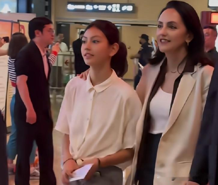 哎呀，霓娜真是女大十八变呀！小时候就生得好看，五官酷似刘烨，如今长开后愈发漂亮了