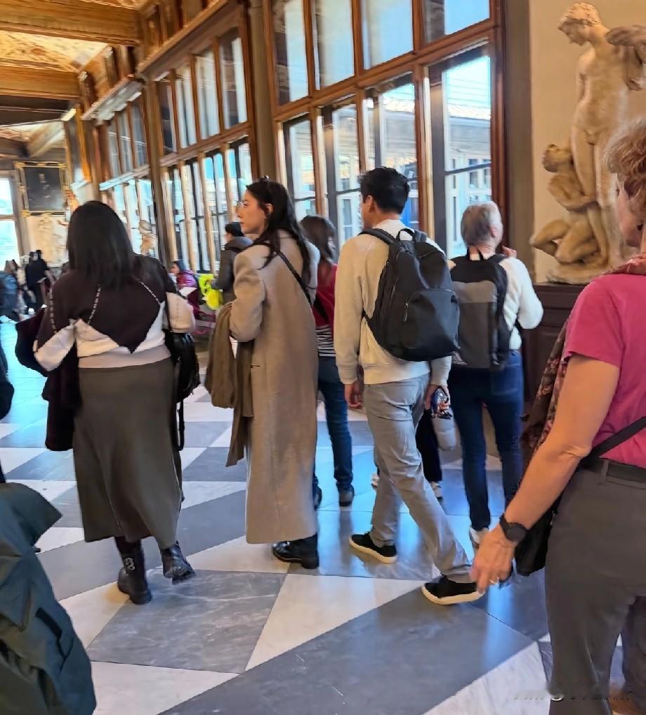 霍启山娜然意大利又被偶遇，两人打扮休闲街边漫步，感情真稳定。当年章子怡没走通的