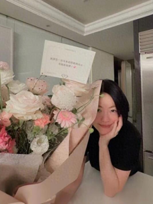 许老三庆祝小S回归工作，给妈妈送鲜花小S回归工作状态，全家人都特别开心！4月12