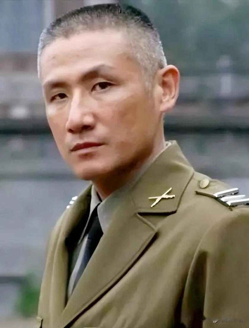一个江苏师范大学的中文系教师，演了个日本军官，演到全国观众都信了，以为剧组真从日