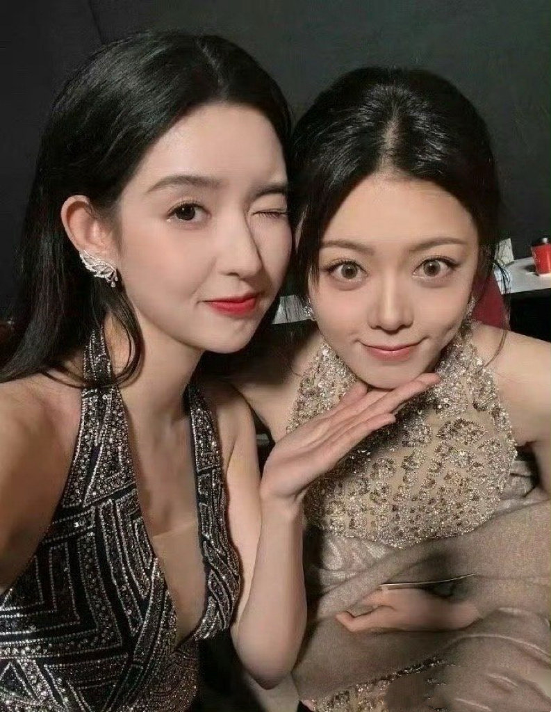 王玉雯赵今麦美女贴贴，好看的两张脸后面还有好看的宋威龙​​​