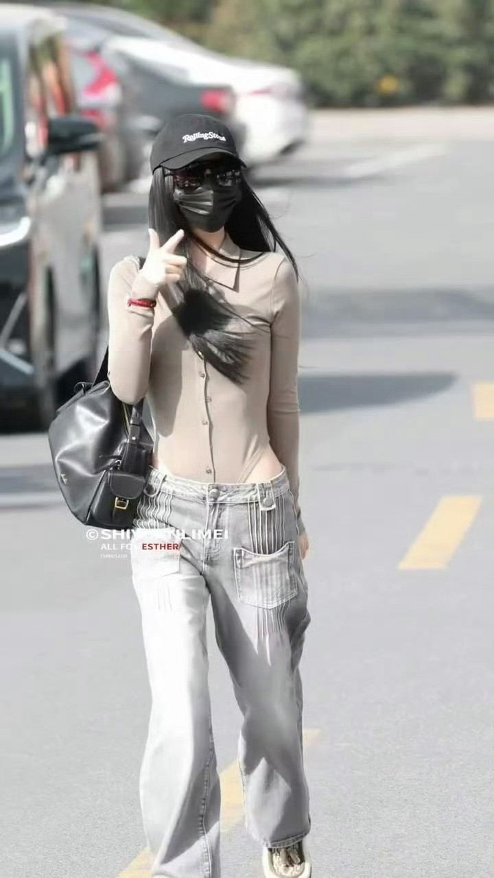 虞书欣今日份妆造，整个人酷酷的，好时尚的搭配风格！