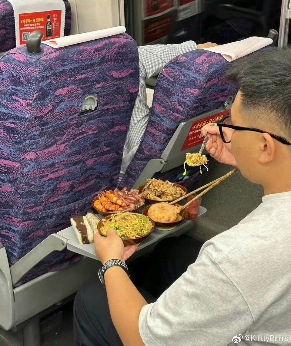 饿着肚子赶高铁，看到这一幕惊呆我了！真把高铁当自己家了