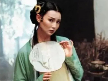 1993年，徐克筹拍《青蛇》，邀请王祖贤出演白蛇，王祖贤提出一个要求“让张曼玉演