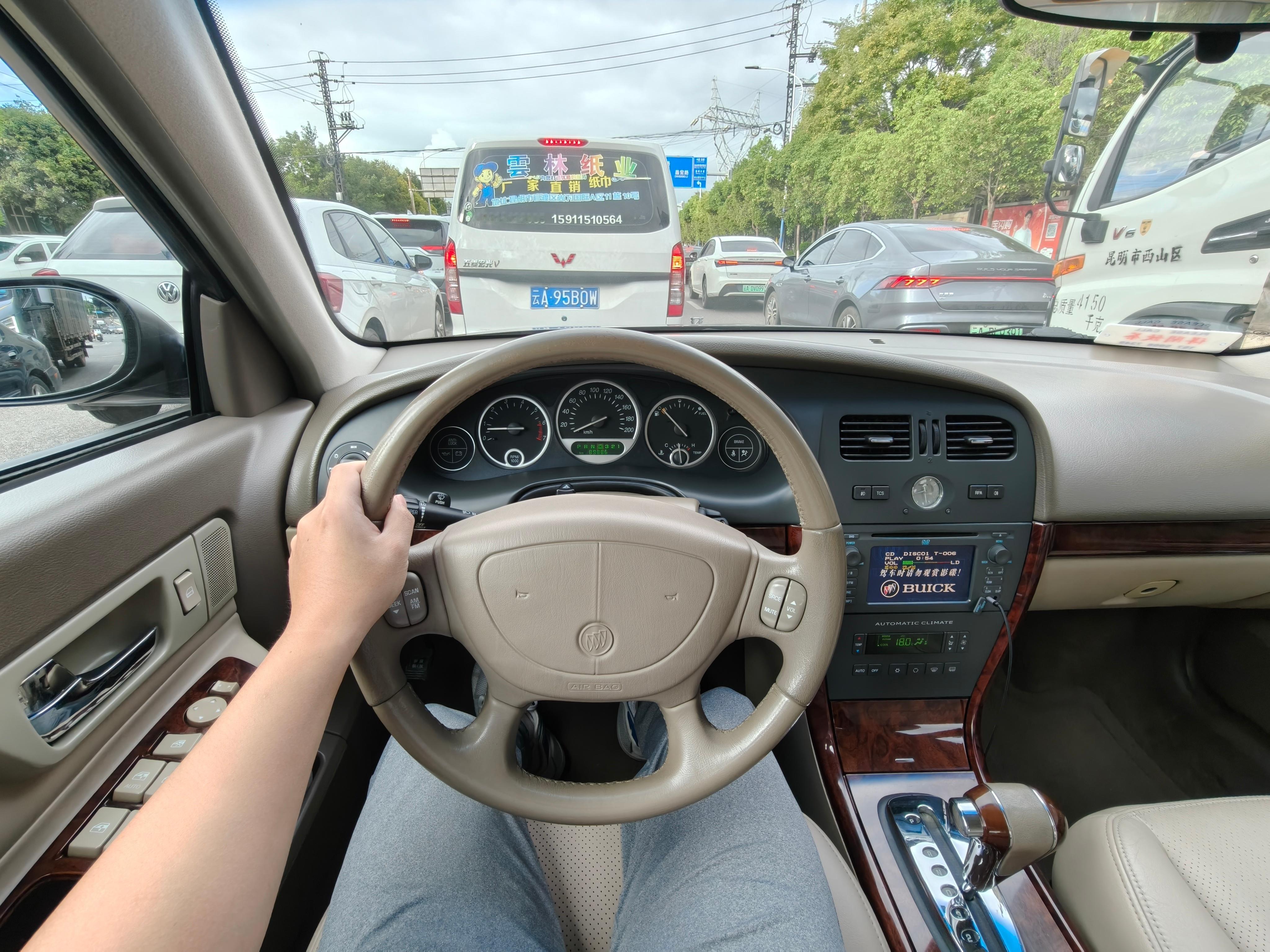 报警灯亮了，需要加60几升92号汽油消除报警灯，67.93升油跑了730.9km