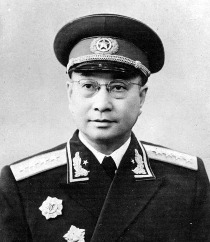 谁是陈赓的爱将？李云龙：是陈赓爱将。李聚奎：是陈赓爱将。陈赓看人，一向