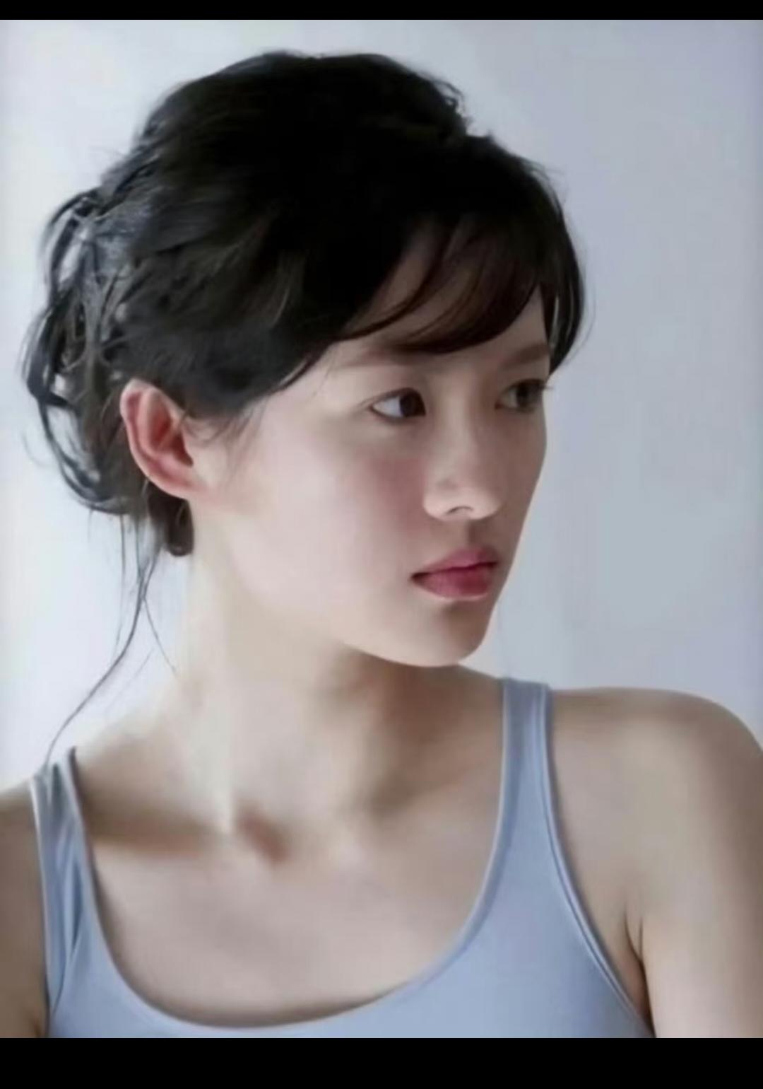 谁能想到如此精致漂亮的女人，日后会找一个海王结婚生子呢！好在后来清醒离婚了，但