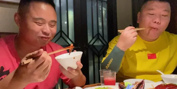 哥俩点了一桌子菜，酒足饭饱后却拒绝结账，其理由令老板瞠目结舌！前不久，河北邢台