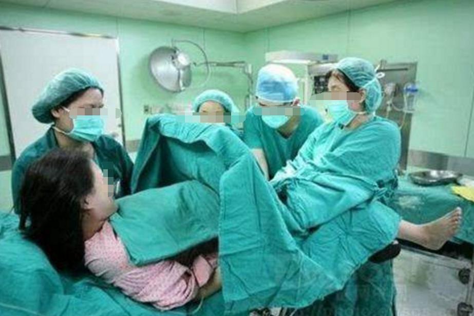 7个月孕妇被老公打, 医生说胎儿可能会没了, 最后老公笑了!