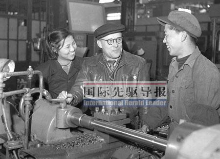 1984年12月，一个77岁的苏联老人站在深圳的工地上，盯着眼前密密麻麻的脚手架