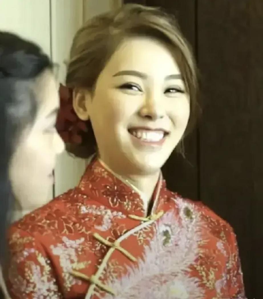 蔡天凤露齿一笑的样子，明媚又动人。她抿嘴不笑的样子，满带科技感。