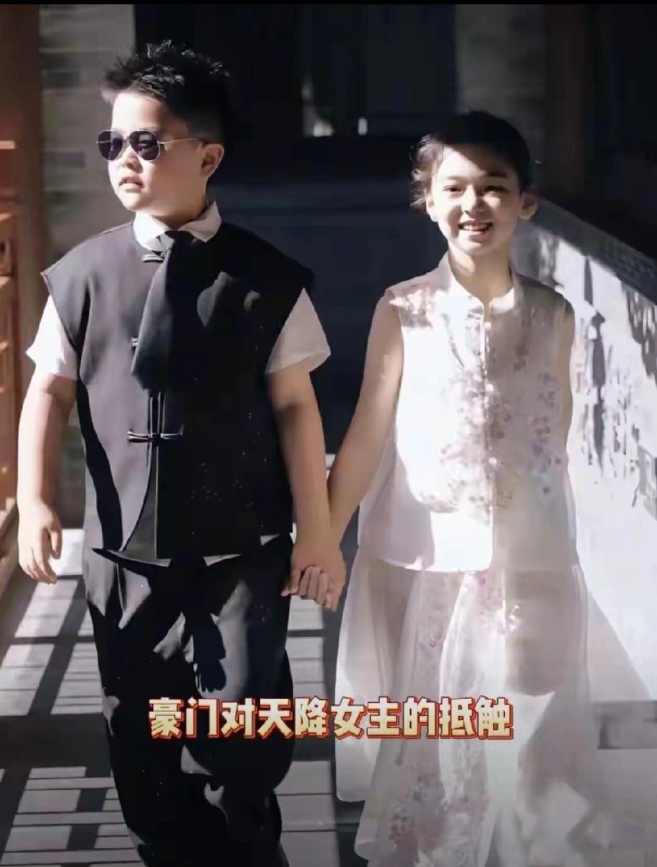 马年春节，董璇佟丽娅两家三亚过年，直接甜爆全网！佟丽娅晒出儿子朵朵和董