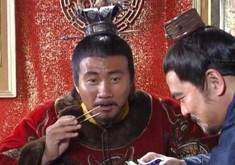 朱元璋将两块金子塞给大舅子郭德成：“这是赏你的，别声张。”郭德成表面恭敬，却在出