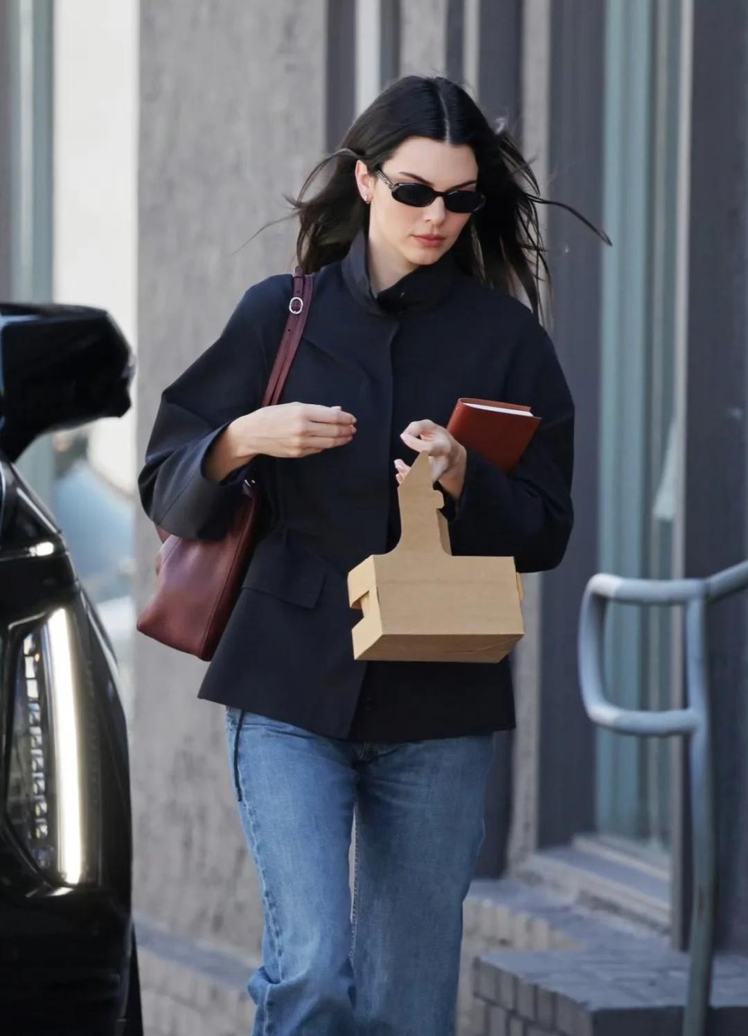 KendallJenner姐姐要跟我一起喝咖啡嘛～在比弗利山庄外出卡戴珊家