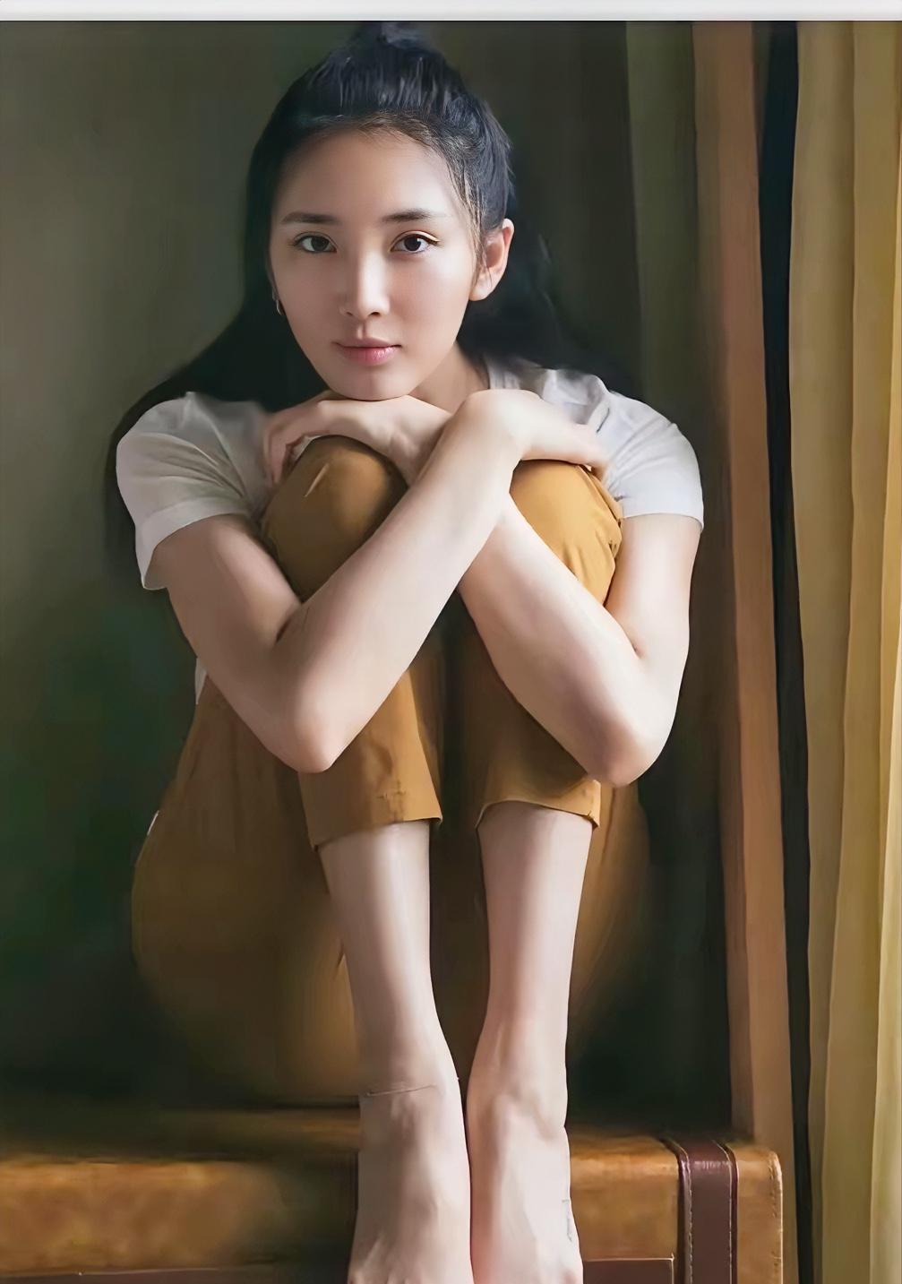 王紫璇，172cm，清纯美少女，就是这脚丫，脚型完美，脚趾头太挤了，是长时间穿高