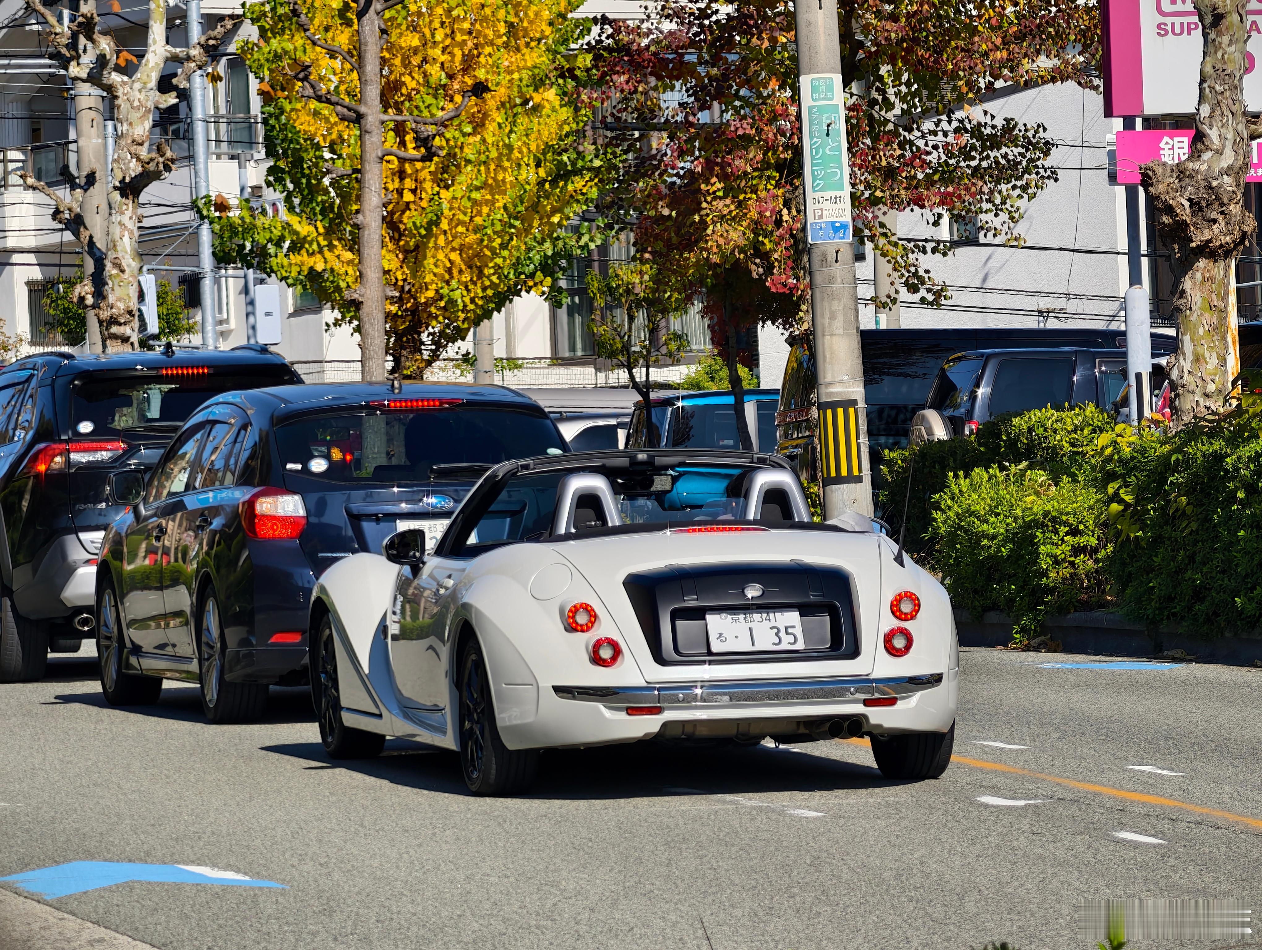 型车街拍这个车给我整不会了，有哪位见多识广的兄弟来解惑一下？