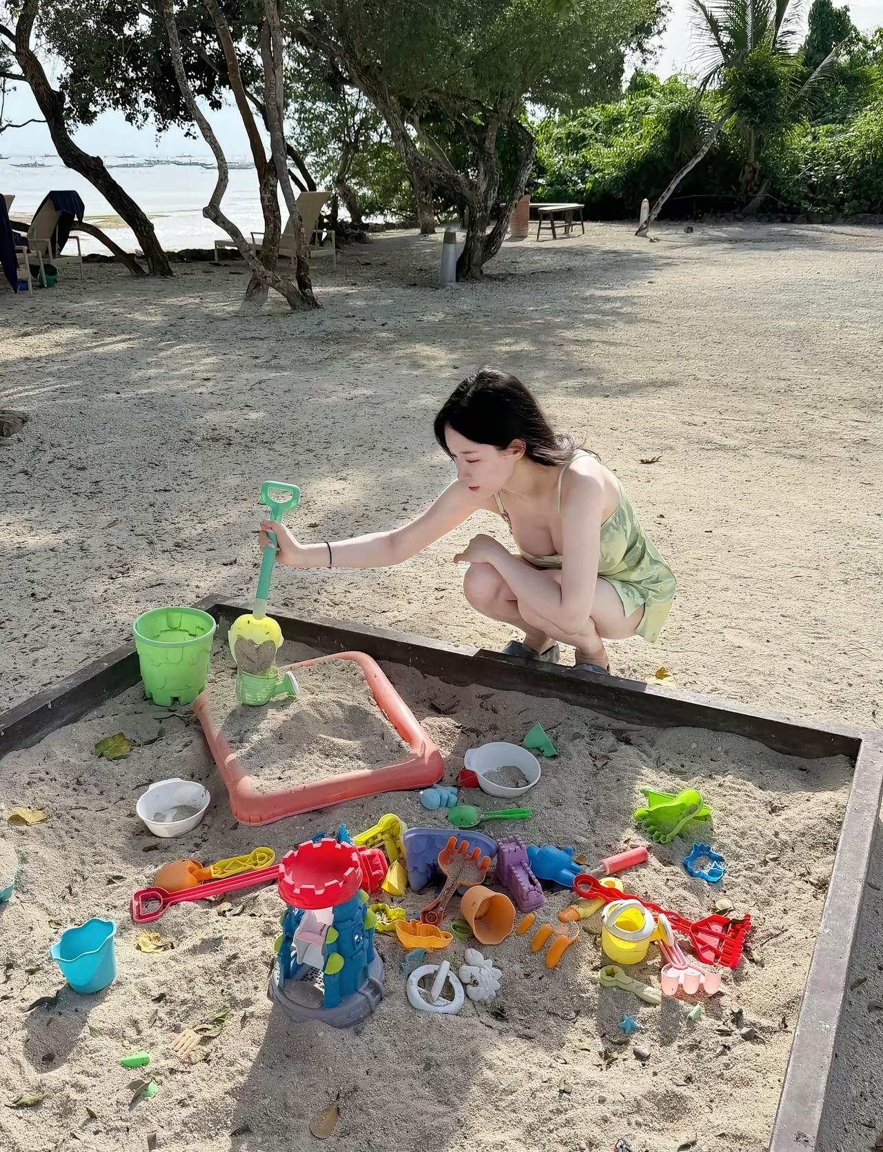 沙中探宝，童趣盎然。