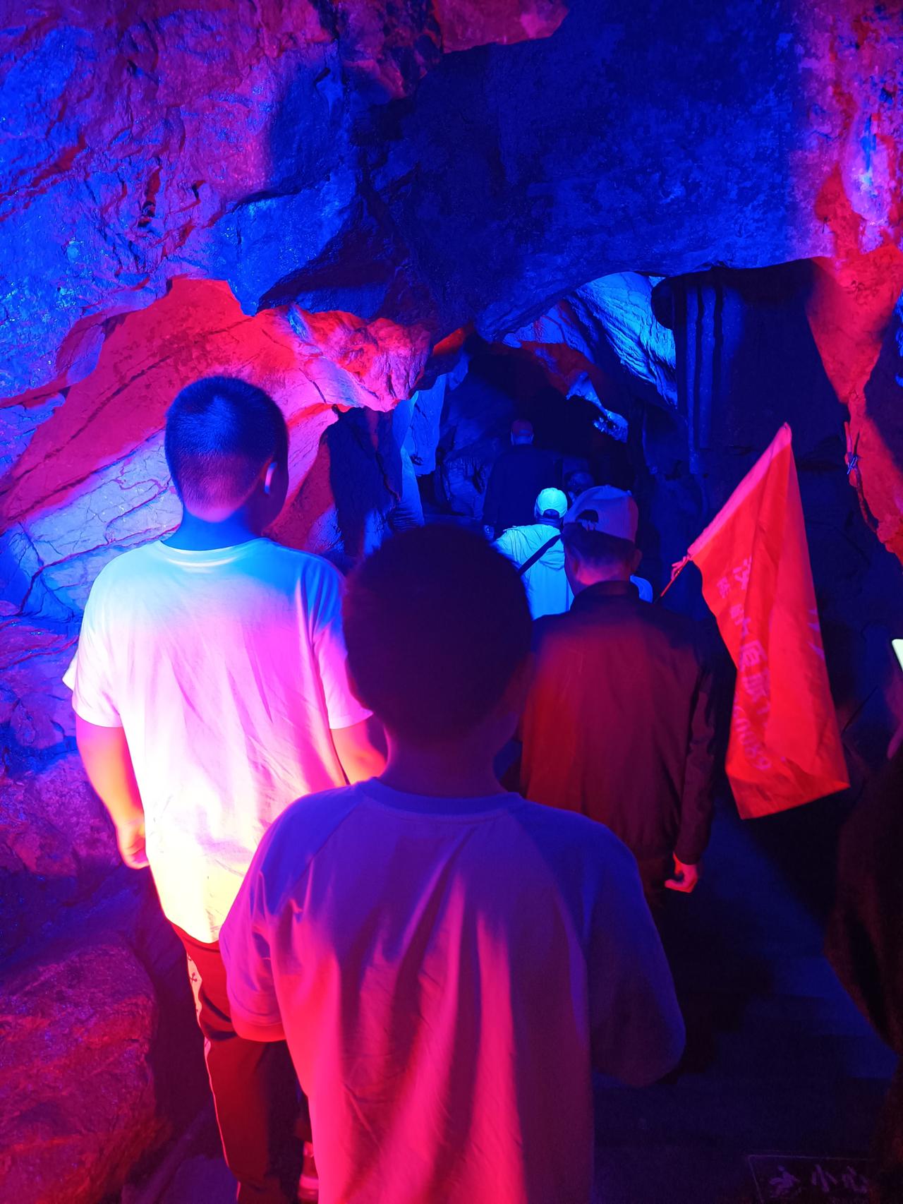 今天被孩子教育了。为了保护手机充电口，我都是教育孩子在充电的时候不能看手机。今