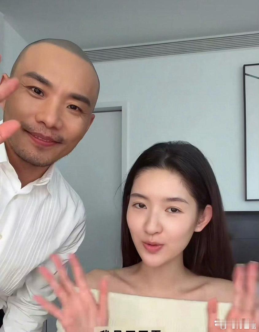 王亚飞化妆师那‌‍‍条vlog里，9﻿‎5‍‍花们的素颜同框‏截﻿图被翻‏了出﻿来，周也、王玉雯、卢