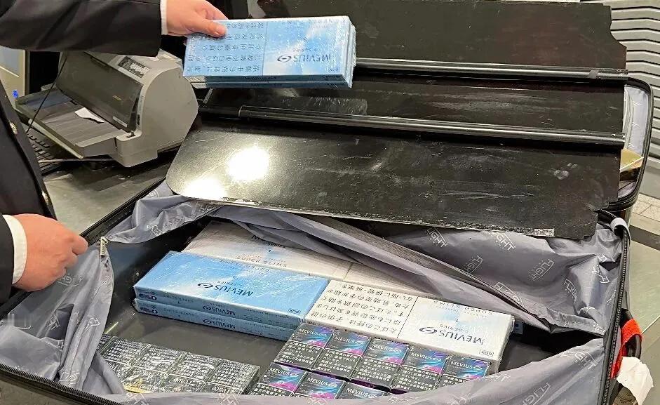 立案了！青岛胶州，一男子从无申报通道入境，带的行李箱机检异常，里面夹带了排列整齐