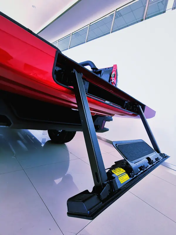 路虎揽胜行政标轴，豪华配置拉满，售价140多万