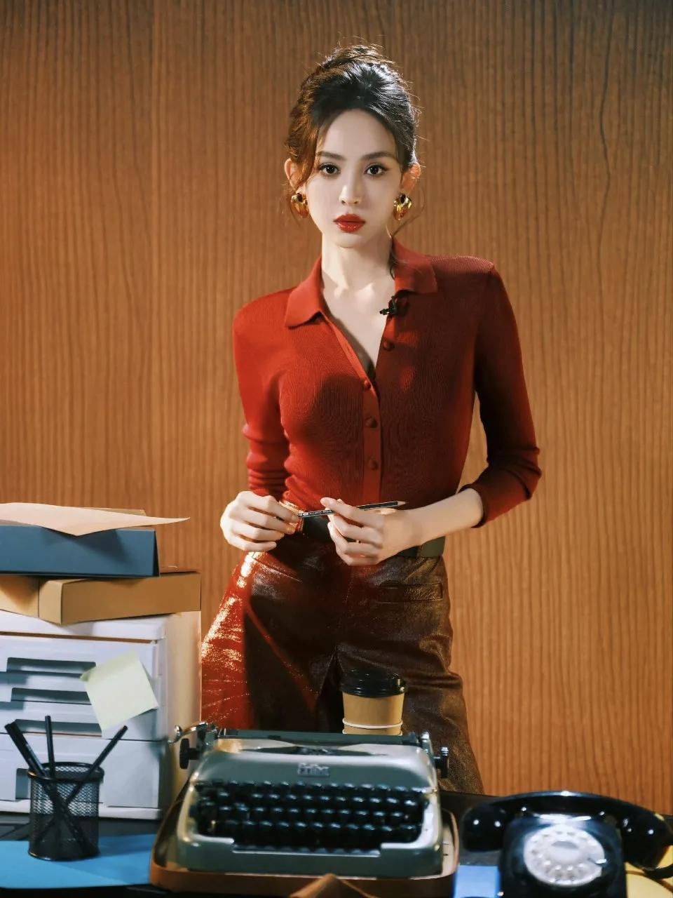 写真|演员娜扎复古办公室里，红与金的优雅怎么把人像模特拍摄的更妩媚