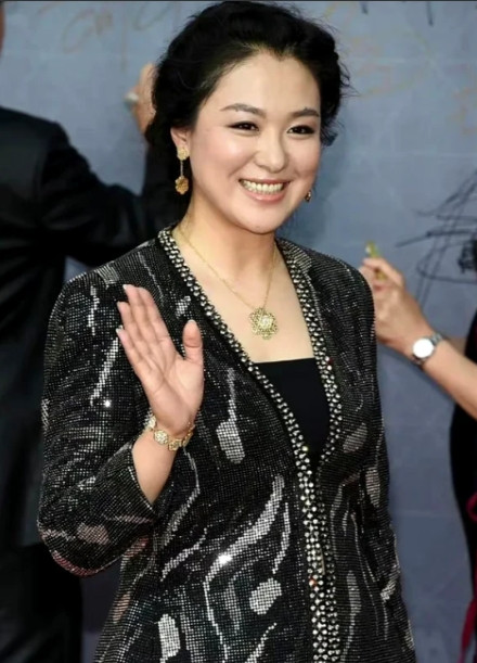 2008年《潜伏》开拍，沈傲君和孙红雷拍完吻戏后，她悄悄地对导演说：我给你100
