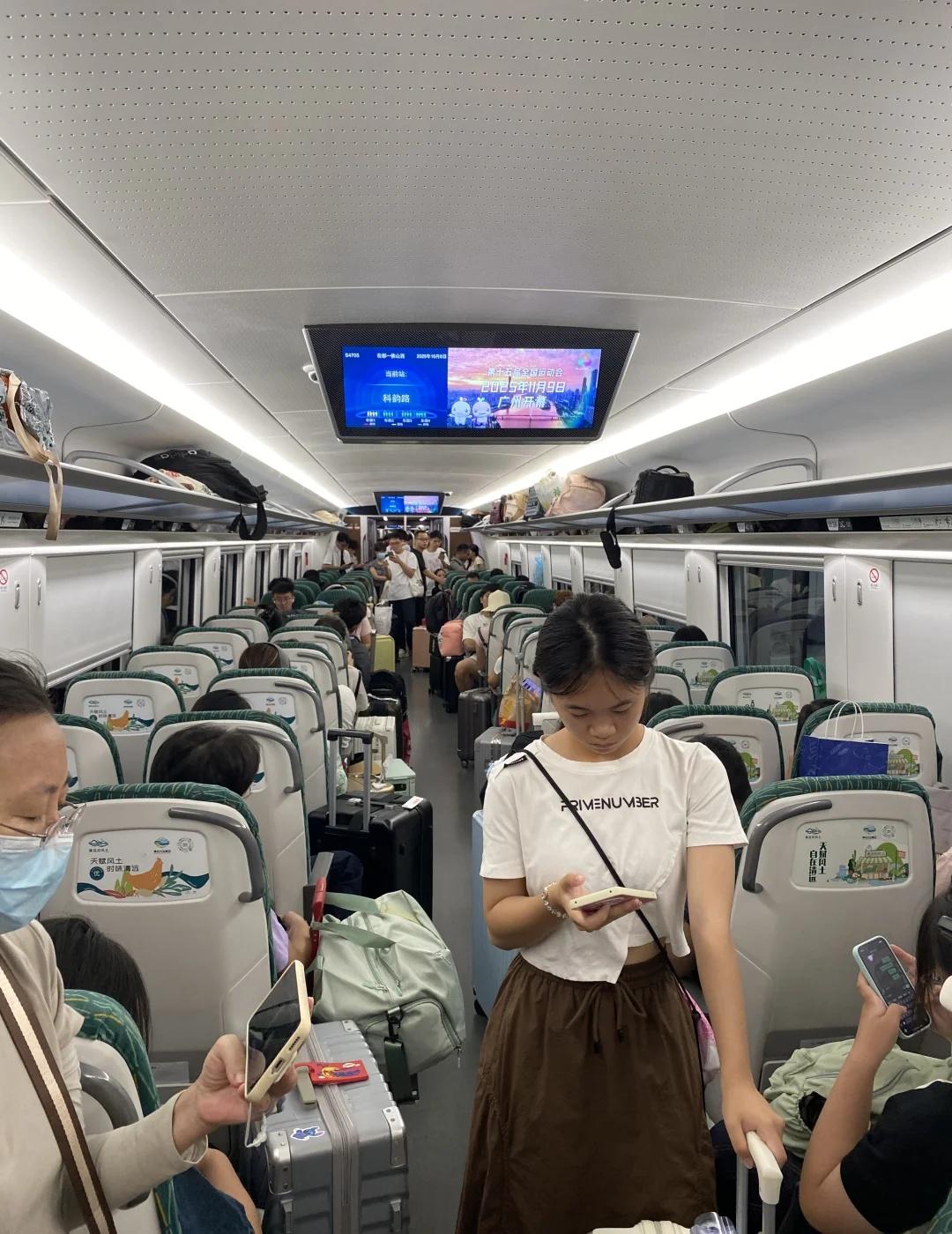 广东城际有点服了晚上5:50的高铁，选择了5:03到的城际列车，人还不算多，站