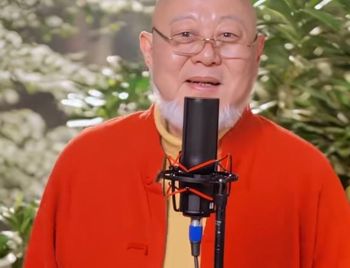 火风，一言难尽。一个过气几十年的老牌歌手，头上被顶着一个“抛妻弃子”的帽子，这
