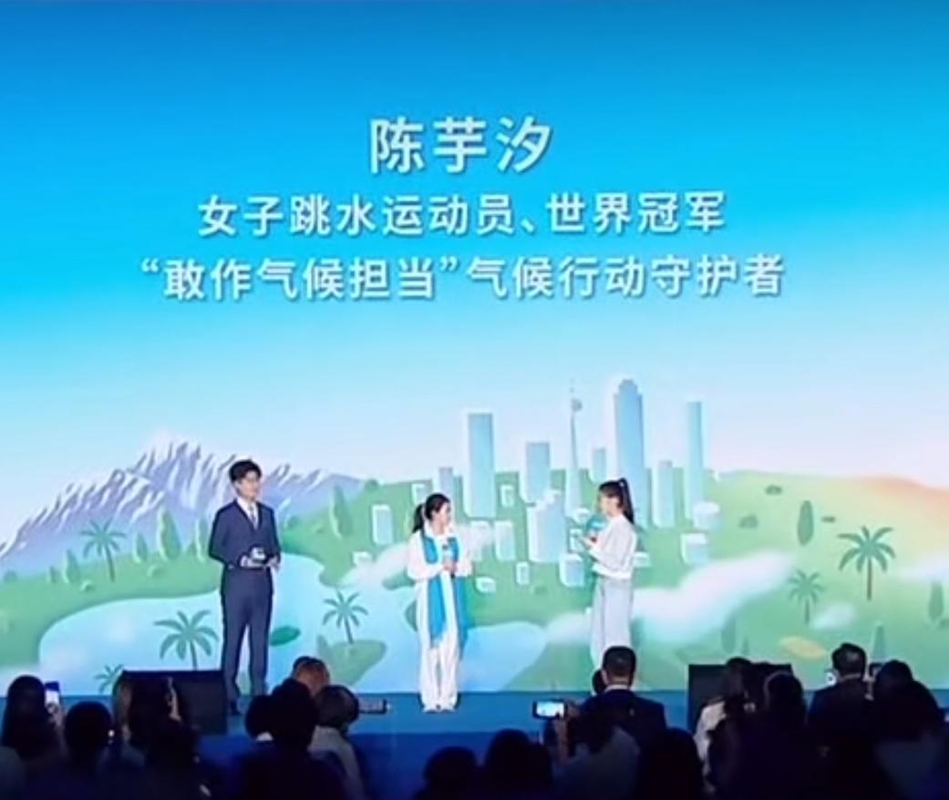 在世界冠军的光环之下，陈芋汐始终以另一种身份默默发光一一她是一名德才兼备、热