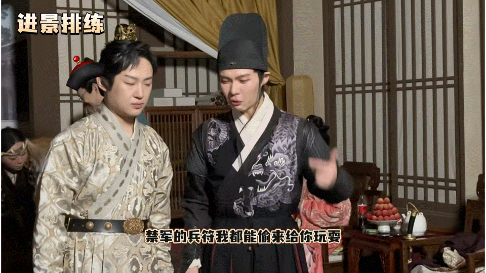 镜头外的左凌峰左凌峰用行动书写着“演员的自我修养”：台上光彩照人，台下拼命三郎