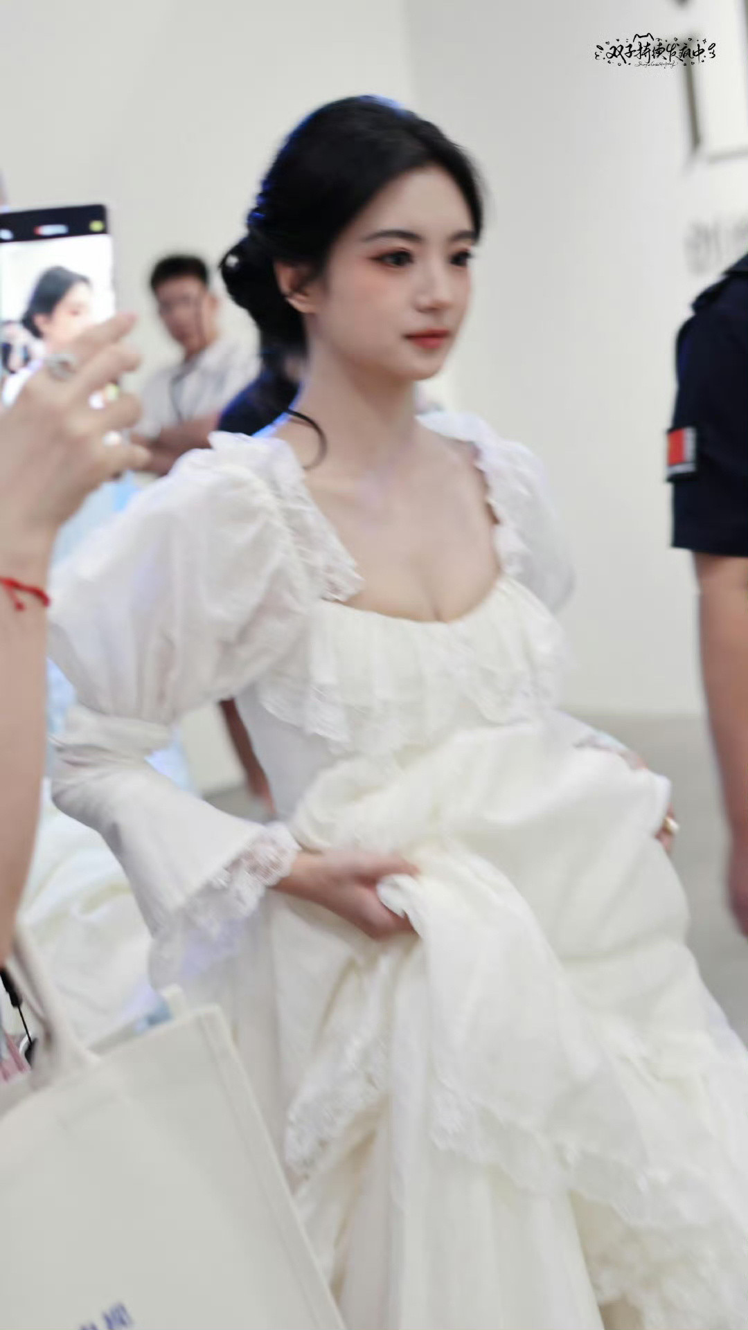 张雅钦今天真的太美了，富家千金即视感，好像油画里走出来的[爱心]​​​