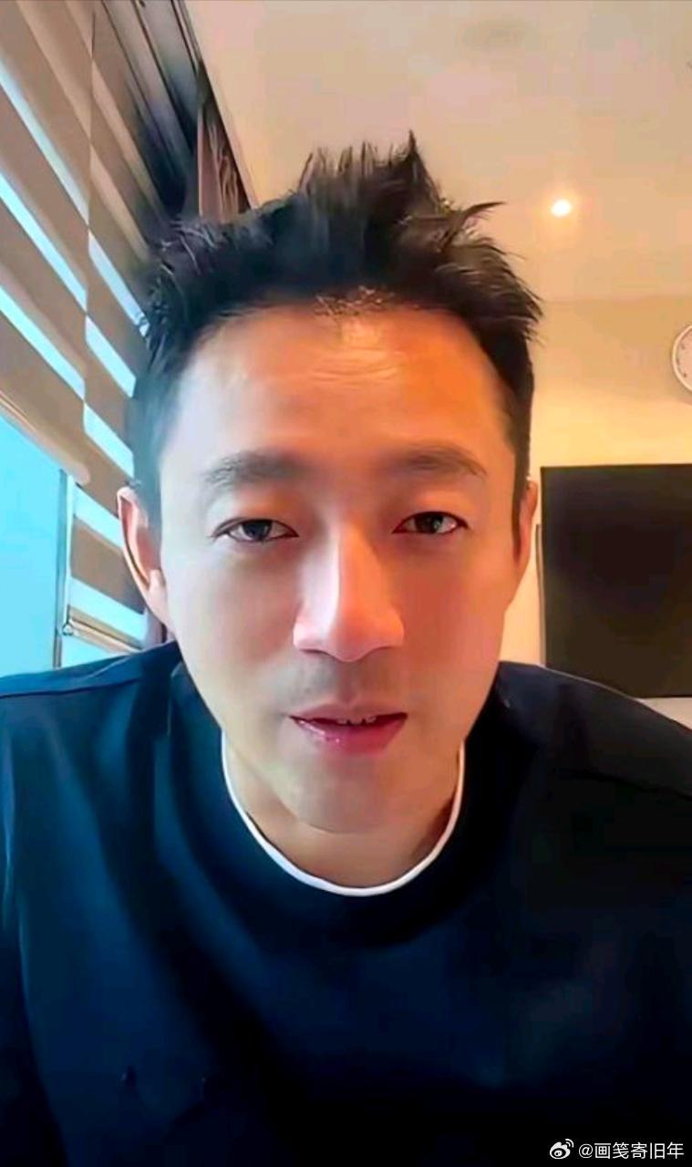 汪小菲又疯了!骂老妈张兰毫不留情！刚刷到他直播，四十多岁大男人，对着镜头哭得稀