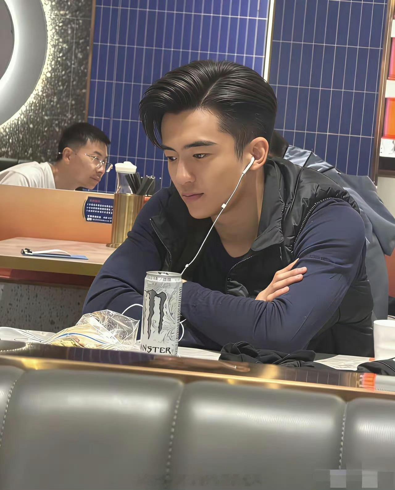 谢霆锋儿子是因为发型自然卷原因所以挡住了部分颜值，当给他换了个发型，你们看像谁