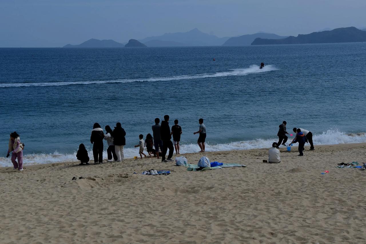 海风吹拂，人间有味是清欢。湖泊动人画面关于湖边风景在意境人文风景绝美天上