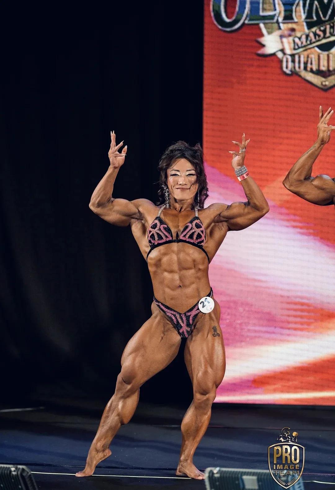 健身的目的不就是为了美和健康吗！练成这样能更健康、更有美感吗？像剥了皮的牛蛙似的