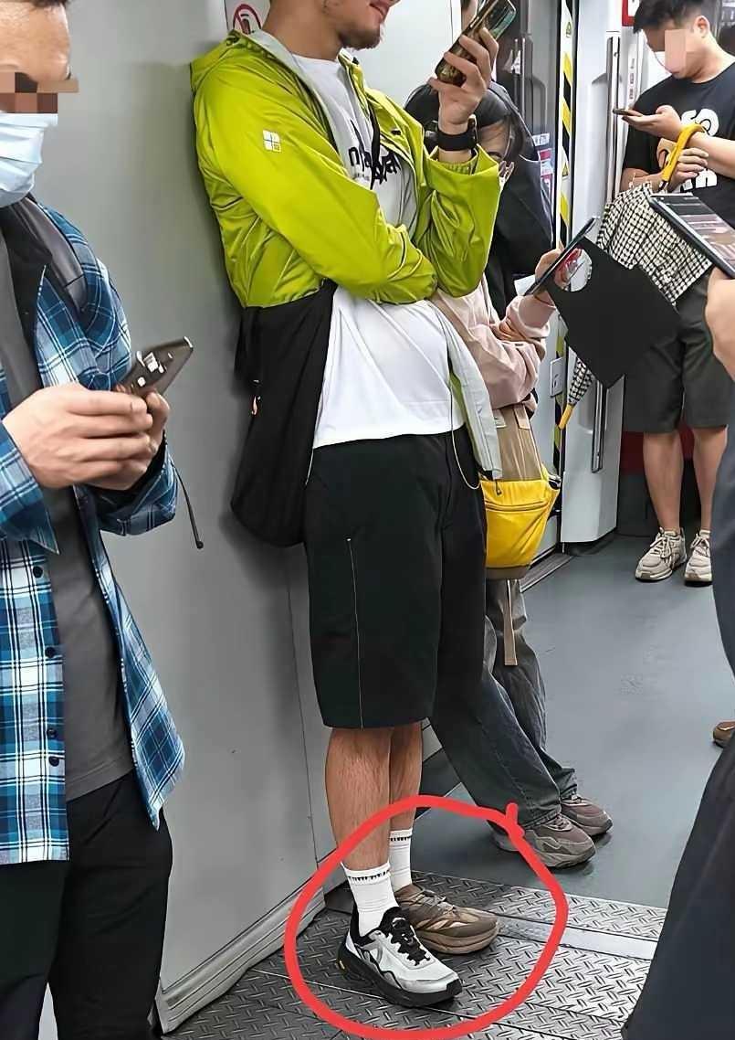 好奇怪！男子穿一样一只鞋某地铁车厢，忽然看见一男子穿的旅游鞋，咋是一样一只？