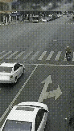 这仨眼神都不太好，一个不怪一个