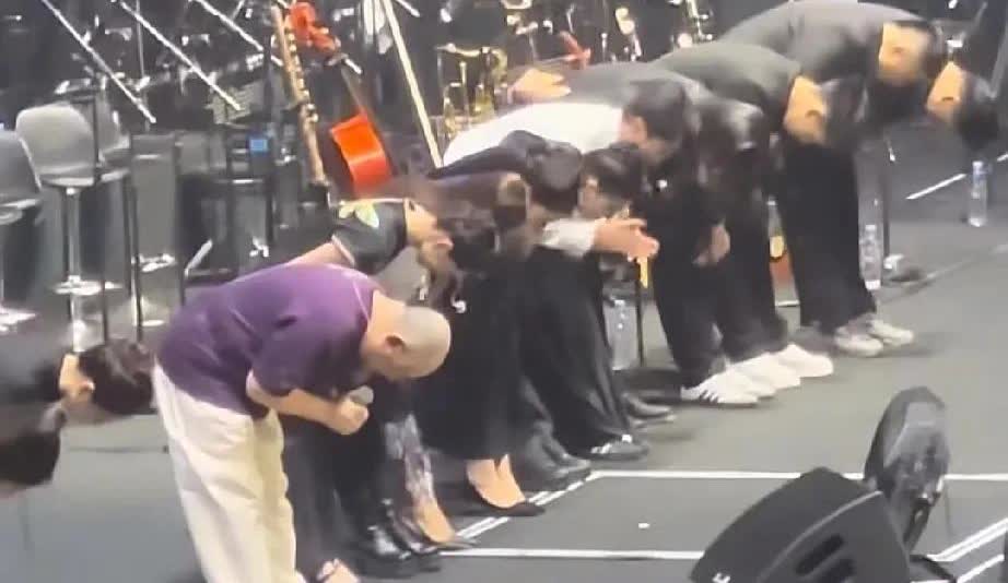 刀郎这个小老头他什么都知道[哭哭]他时刻在为大大小小考虑[哭哭]在太原演