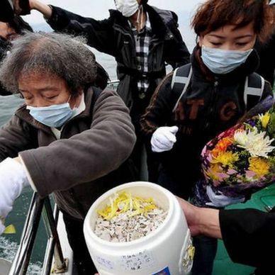 原本我以为海葬不用钱，只要随便在海岸或者海上，把骨灰撒出去就行，没想到，弄一次海