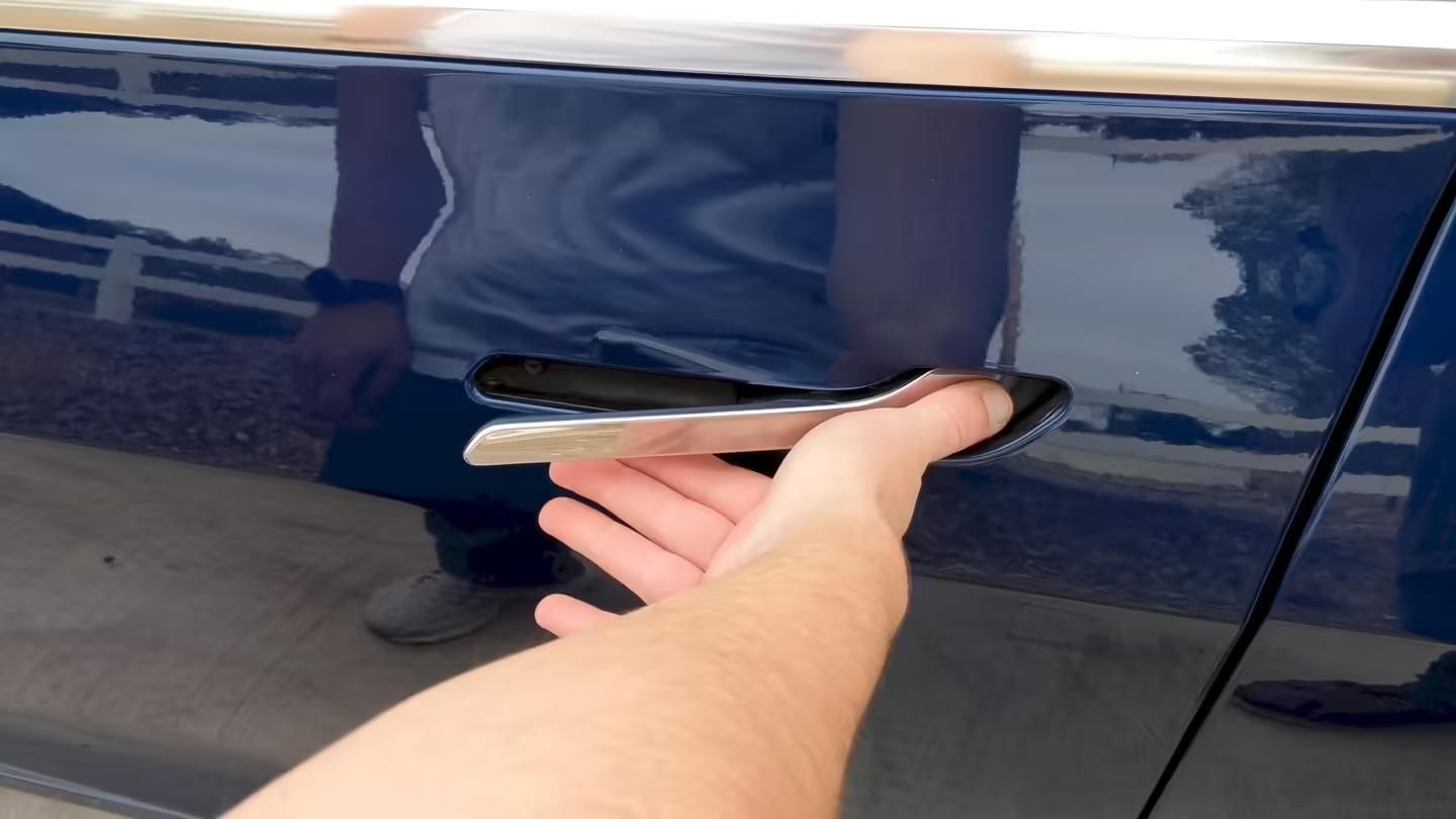 12月23日，一款由马斯克在十年前拍板敲定设计方案的特斯拉电动车门，在过去