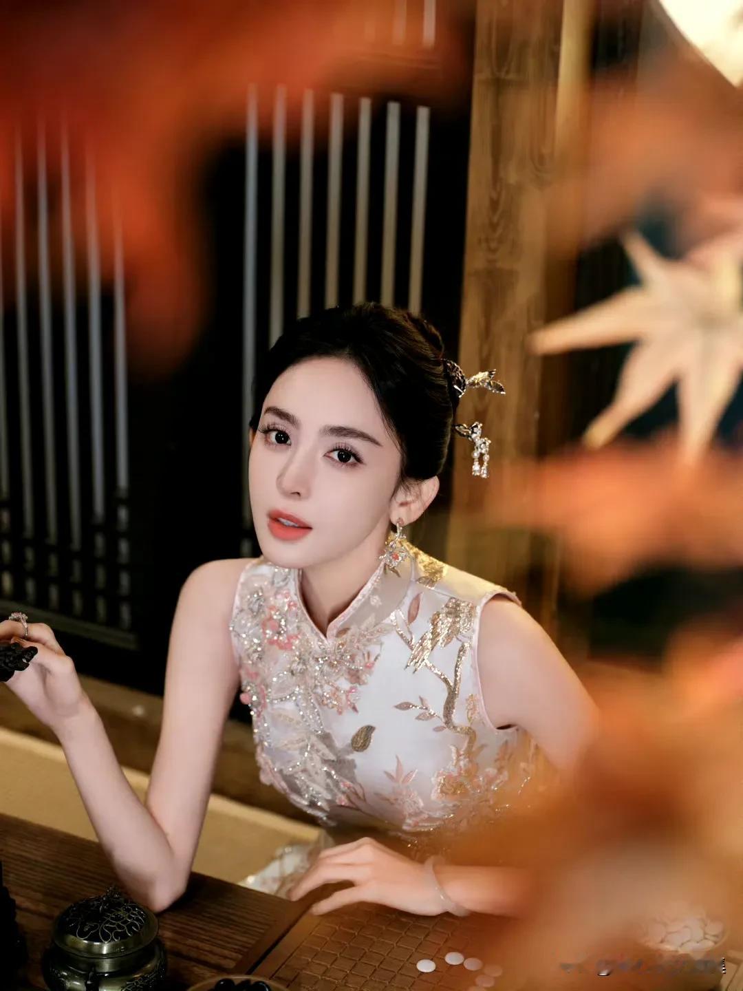 古力娜扎穿旗袍简直美炸了！32岁的她这次凭借青花瓷旗袍美出圈。传统水墨纹路搭配1