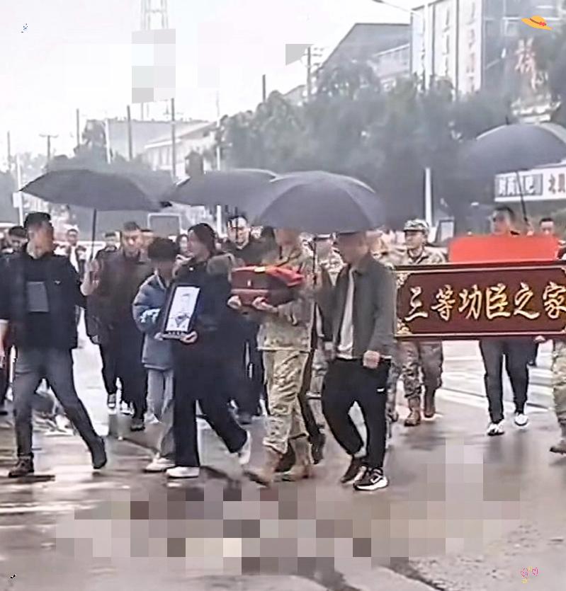 25岁海军陆战队英雄魂归故里！谢丛欣，他只不过是个20来岁的年轻人。大家都