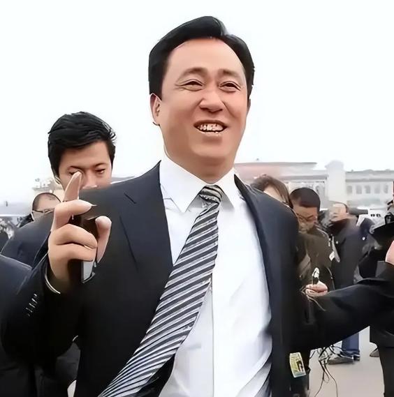 许家印背后有三个"靠山"，一位去世、一位瘫痪、一位判死缓，身份都不简单....
